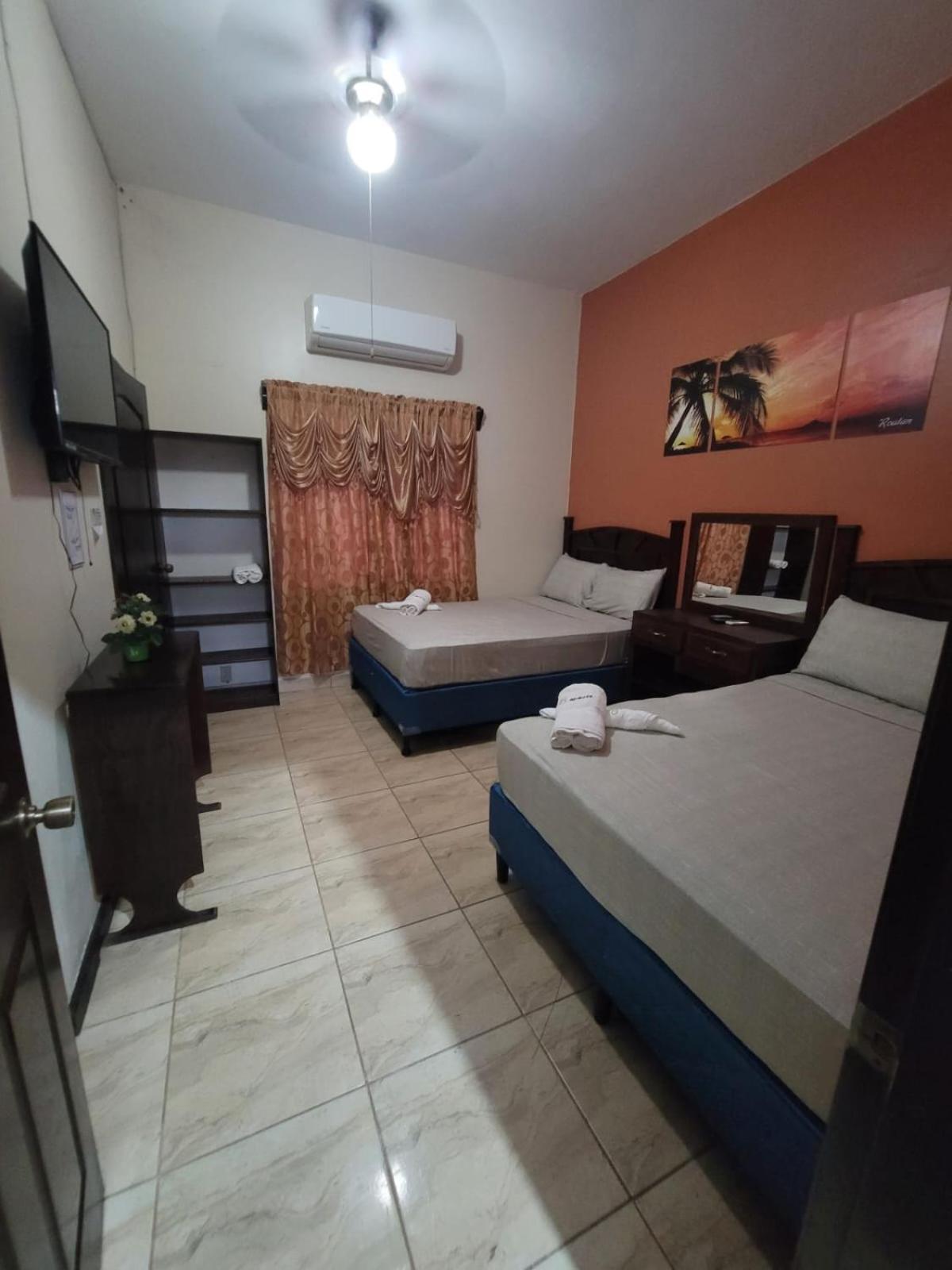 B Aparts Hotel Coxen Hole Exteriér fotografie