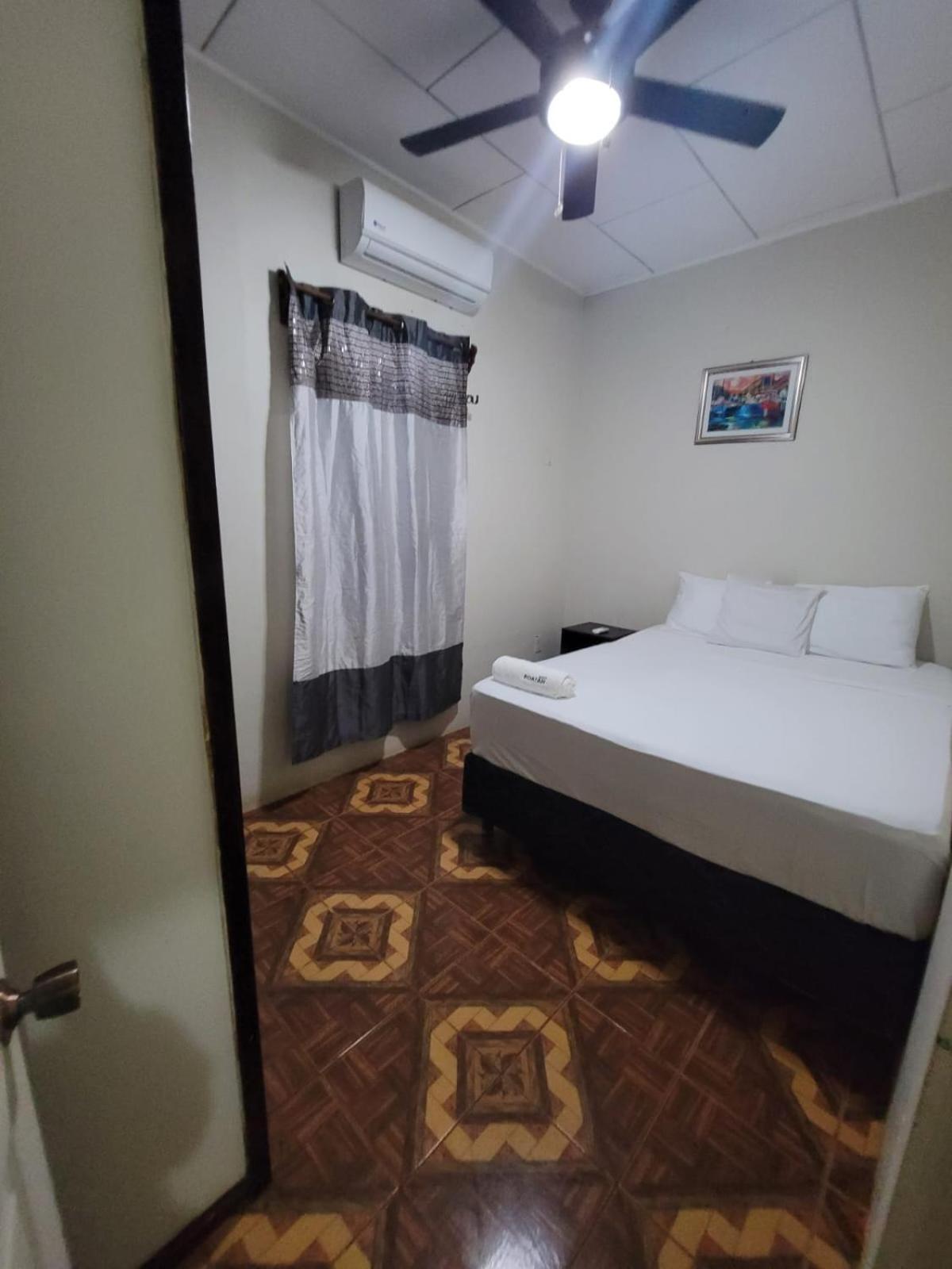 B Aparts Hotel Coxen Hole Exteriér fotografie